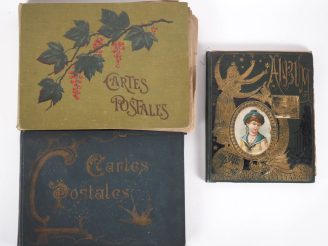 Vente aux enchères 2 différents albums de cartes postales comprenant plus de 500 exemplai