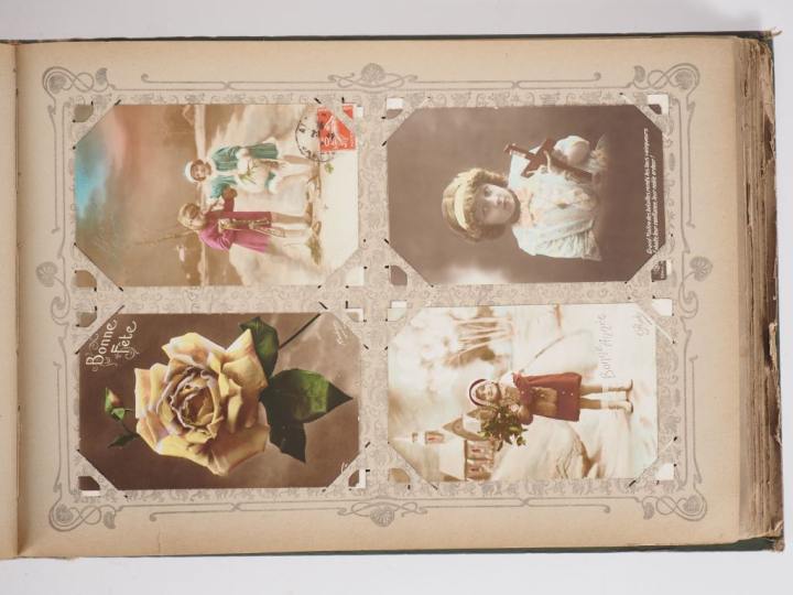 2 différents albums de cartes postales comprenant plus de 1000 exempla