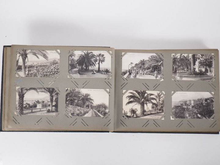 2 différents albums de cartes postales comprenant plus de 1000 exempla