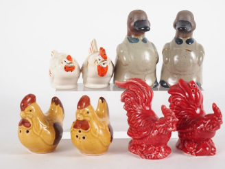 Vente aux enchères Quatre différentes paires de salières en céramique figurant des animau