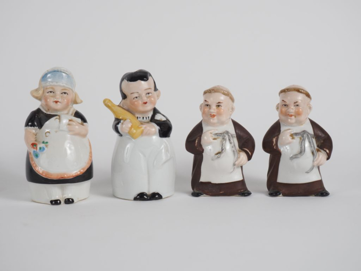 Deux différentes paires de salières en porcelaine figurant des "moines