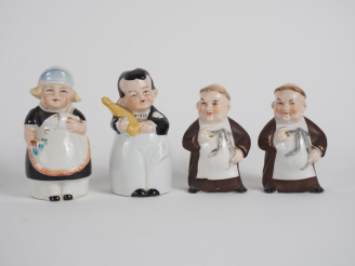 Vente aux enchères Deux différentes paires de salières en porcelaine figurant des "moines