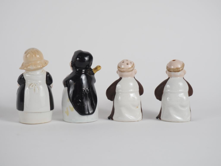 Deux différentes paires de salières en porcelaine figurant des "moines