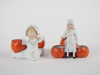 Vente aux enchères Paire de vide-poches en porcelaine figurant des jeunes filles aux citr