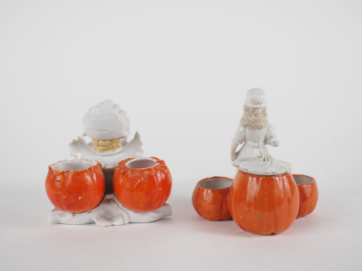 Paire de vide-poches en porcelaine figurant des jeunes filles aux citr