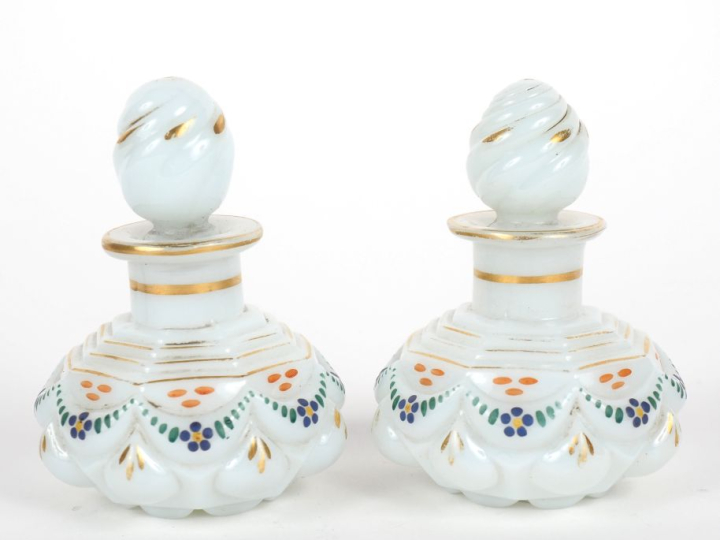 Paire de flacons fin XIXème - début XXème en opaline blanche à décor p