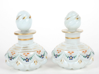 Vente aux enchères Paire de flacons fin XIXème - début XXème en opaline blanche à décor p