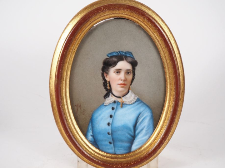 MARTIN. "Portrait de jeune femme". Plaque en céramique polychrome émai