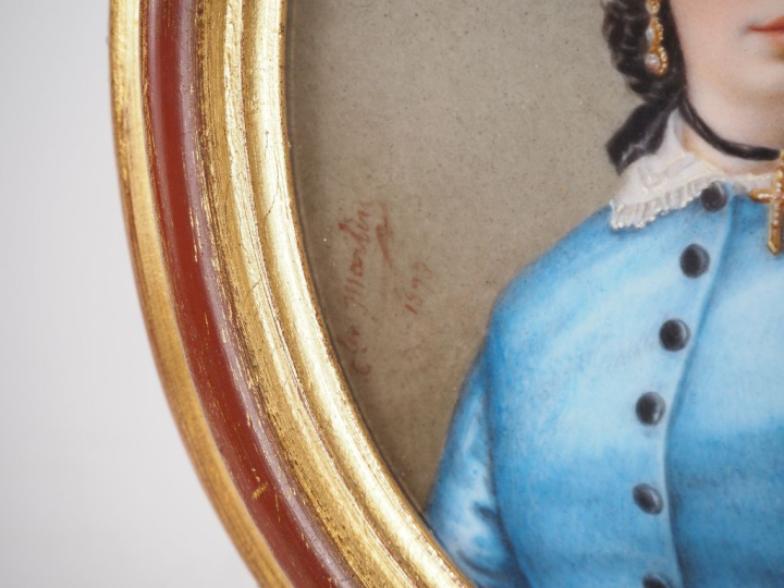 MARTIN. "Portrait de jeune femme". Plaque en céramique polychrome émai