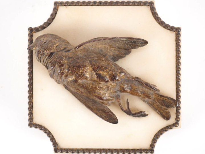 Ecole française fin XIXème. "Trophée". Sujet en bronze à patine nuancé