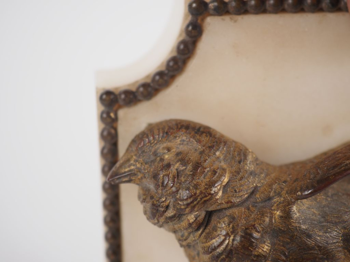 Ecole française fin XIXème. "Trophée". Sujet en bronze à patine nuancé