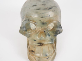 Vente aux enchères Ecole française Xxème. "Memento mori". Sujet en pâte de verre à l'imit