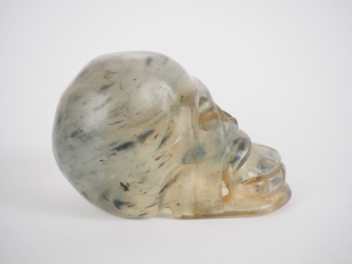 Ecole française Xxème. "Memento mori". Sujet en pâte de verre à l'imit