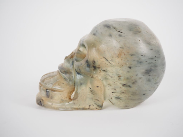 Ecole française Xxème. "Memento mori". Sujet en pâte de verre à l'imit