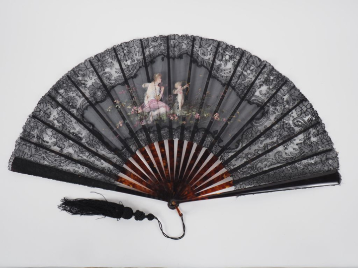 Eventail 1900 en dentelle peinte, "jeune femme à l'antique et Cupidon"