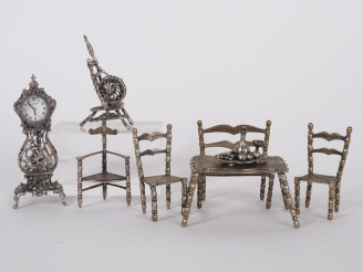 Vente aux enchères Ensemble mobilier miniature en argent 925 et argent 800 comprenant hui