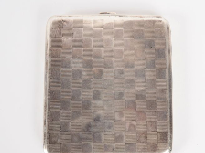Boîte anglaise en argent 800 à décor d'un monograme. Signée Piccadilly