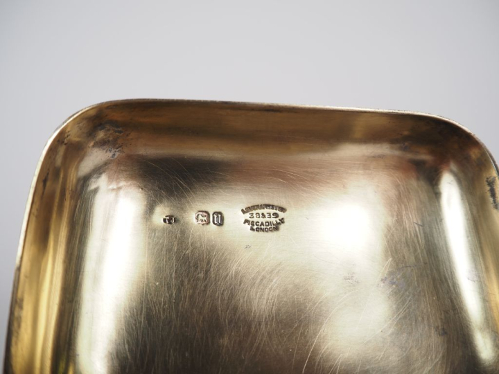 Boîte anglaise en argent 800 à décor d'un monograme. Signée Piccadilly