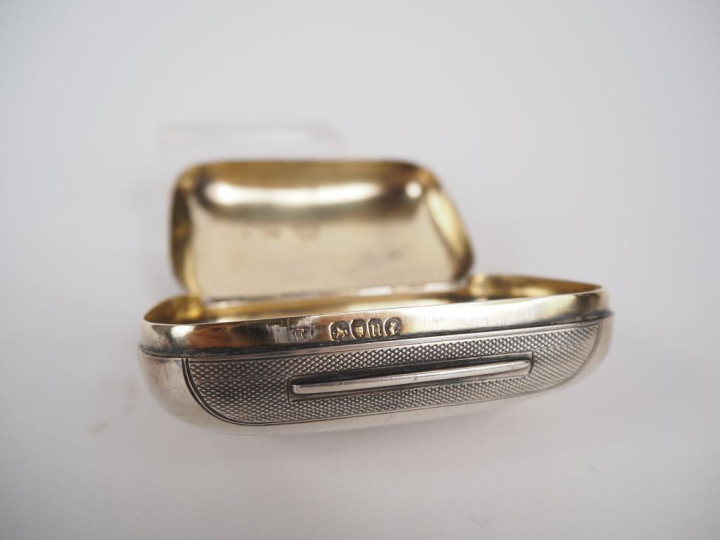 Boîte anglaise en argent 800 à décor d'un monograme. Signée Piccadilly