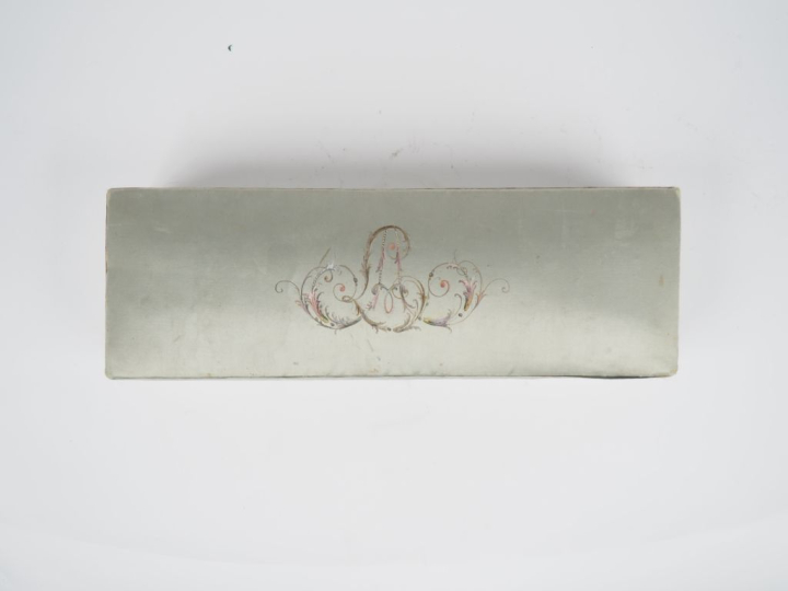 Eventail 1900 en plumes, 18 brins, dans son coffret signé Rodien H. 47