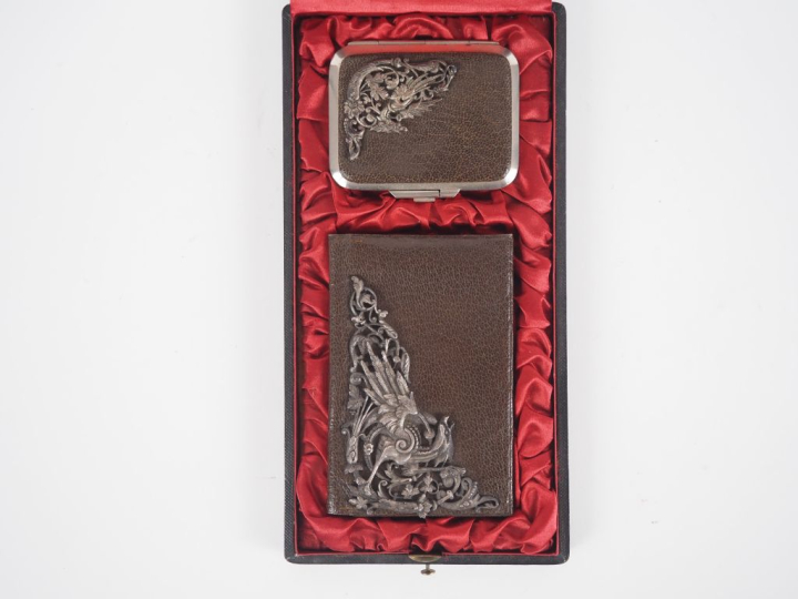 Coffret 1900 comprenant un porte-monnaie et un étui à carnet en cuir b