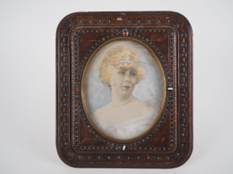 Vente aux enchères Ecole française début Xxème. "Portrait de dame". Huile sur carton dans
