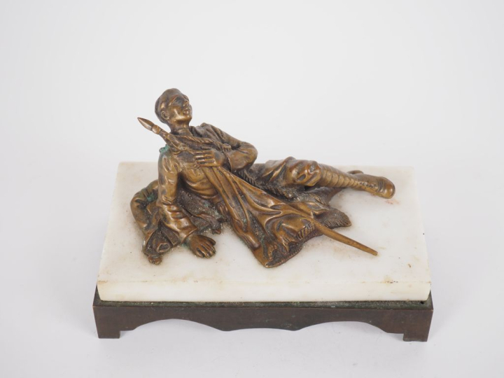 Ecole française début Xxème. "Soldat blessé". Sujet en bronze, socle e