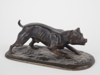 Vente aux enchères Ecole française début XXème. "Chien de chasse à l'arrêt". Sujet en bro