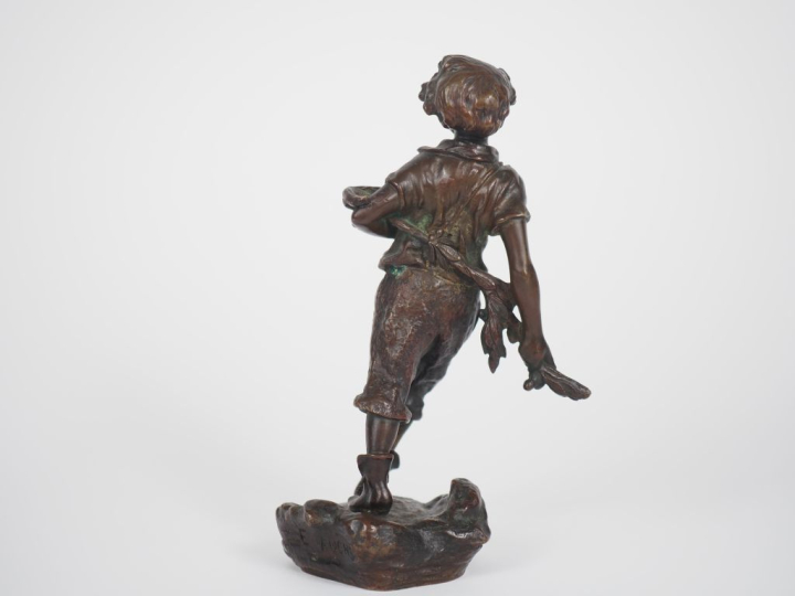E. FUSCHS. "Jeune vagabonde". Sujet en bronze à patine brune. H. 19 cm