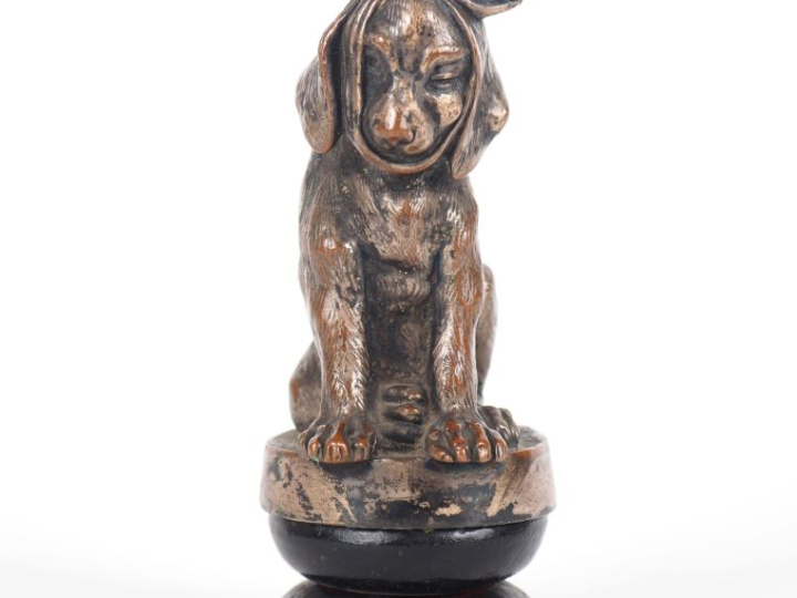 Presse-papier en régule patiné, "le chien après le dentiste". H. 14 cm