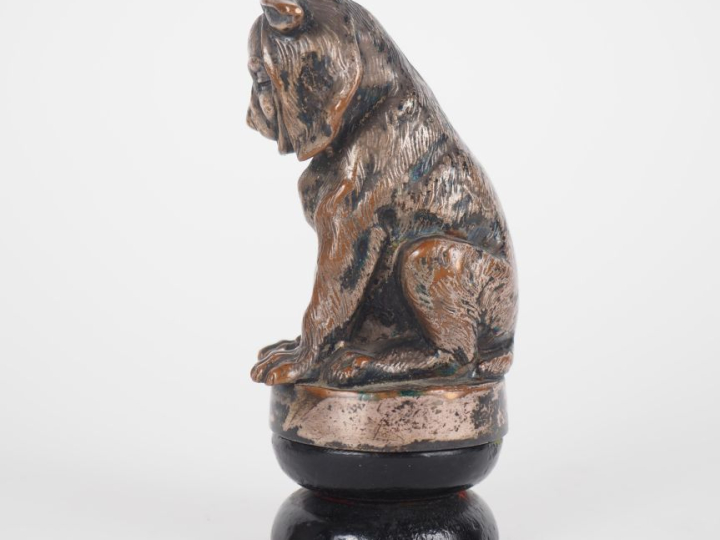 Presse-papier en régule patiné, "le chien après le dentiste". H. 14 cm