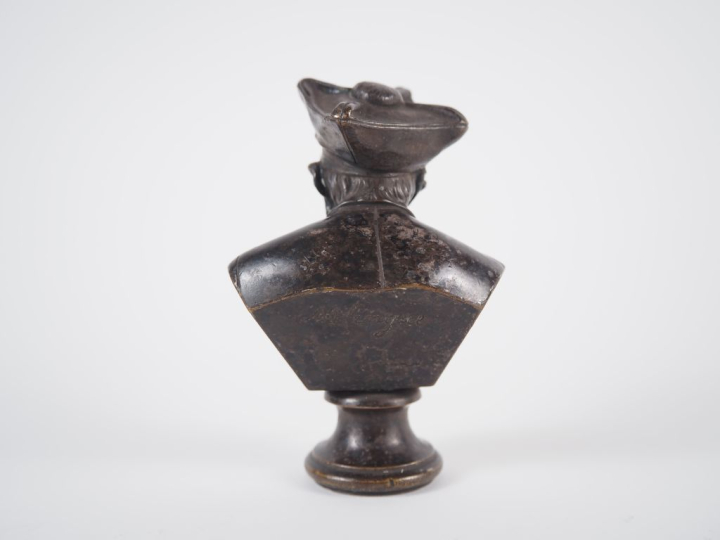 Etienne MELINGUE. "Buste d'homme". Sujet en bronze signé. H. 10 cm.
