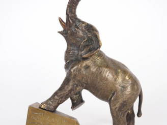 Vente aux enchères Ecole française XXème. "Eléphant écrasant un obélisque". H. 14,5 cm.