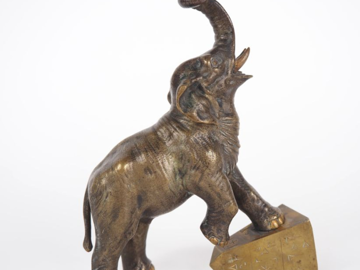 Ecole française XXème. "Eléphant écrasant un obélisque". H. 14,5 cm.