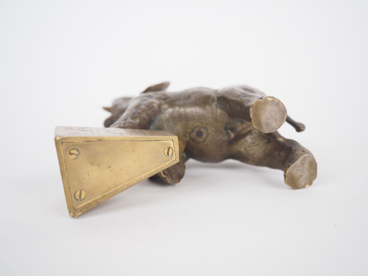 Ecole française XXème. "Eléphant écrasant un obélisque". H. 14,5 cm.