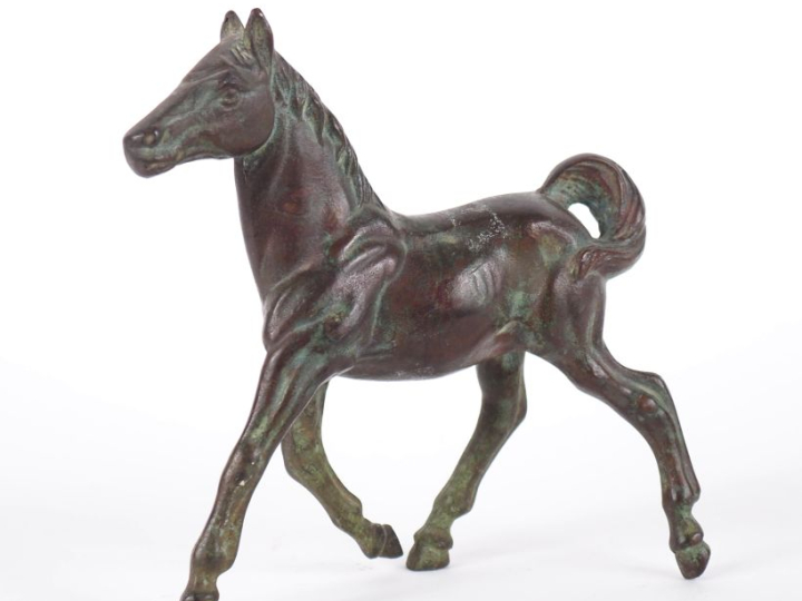 Ecole française XXème. "Poney". Sujet en bronze. Dim. 18 x 16 cm.