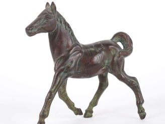 Vente aux enchères Ecole française XXème. "Poney". Sujet en bronze. Dim. 18 x 16 cm.