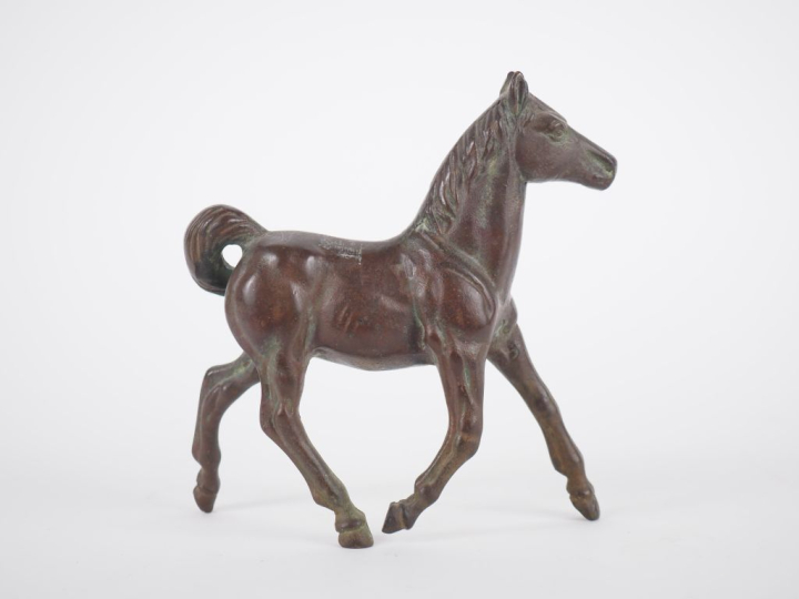 Ecole française XXème. "Poney". Sujet en bronze. Dim. 18 x 16 cm.