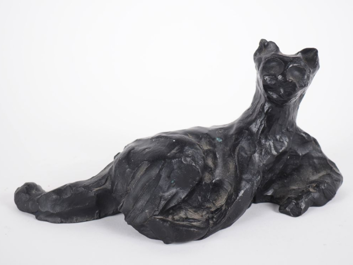 Henry ALBY. "Le chat". Sculpture en bronze à patine noire.  Signée et 