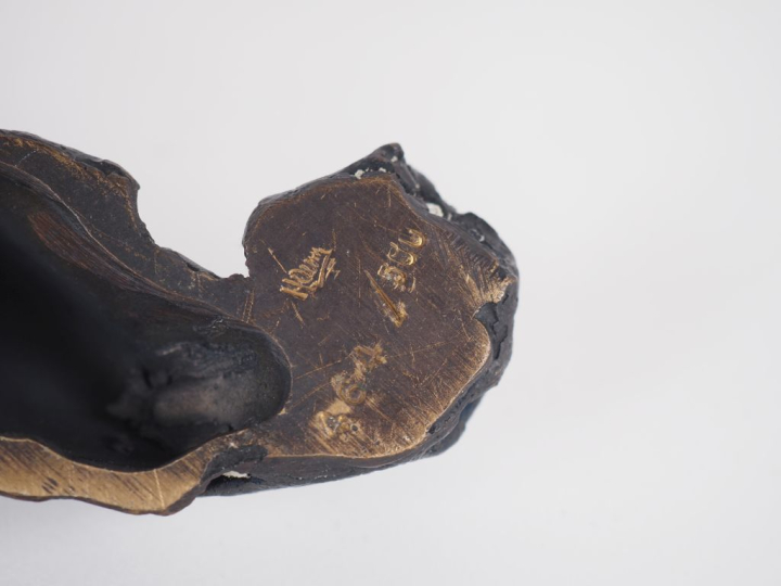 Henry ALBY. "Le chat". Sculpture en bronze à patine noire.  Signée et 