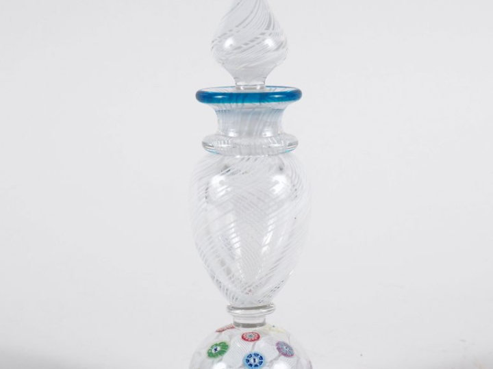 Flacon en verre de Murano à décor en intercalaire polychrome. H. 19 cm