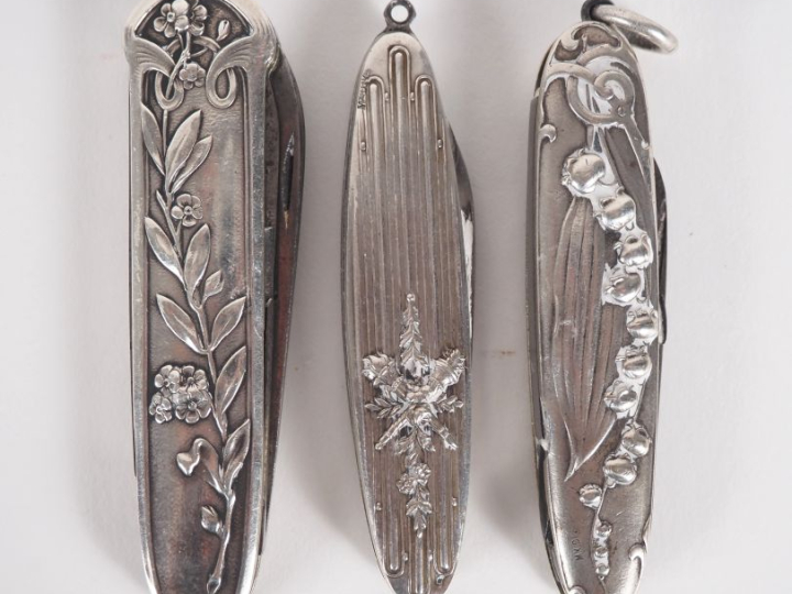 Trois différents canifs de style Art nouveau en argent. Signés MX. DIV