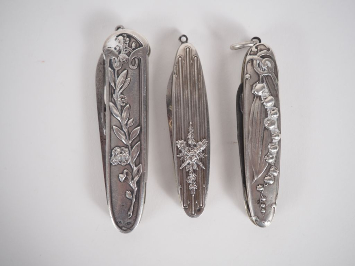 Trois différents canifs de style Art nouveau en argent. Signés MX. DIV