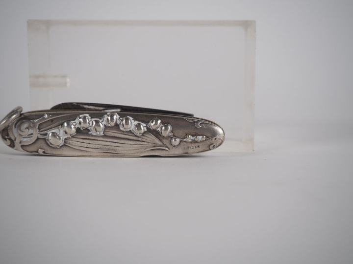Trois différents canifs de style Art nouveau en argent. Signés MX. DIV