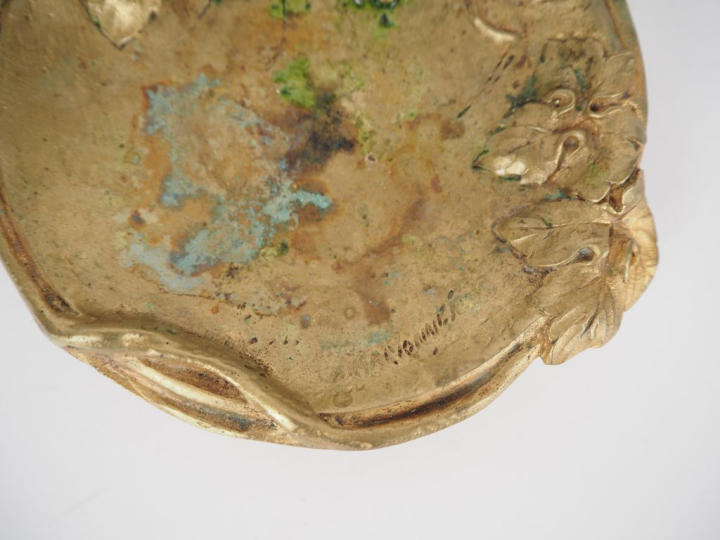 Albert MARIONNET. Vide-poches en bronze à décor de pampres. Signé. Dim