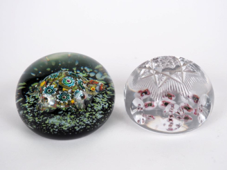 Vente aux enchères Deux différentes boules sulfure à décor intercalaire polychrome. Diam.