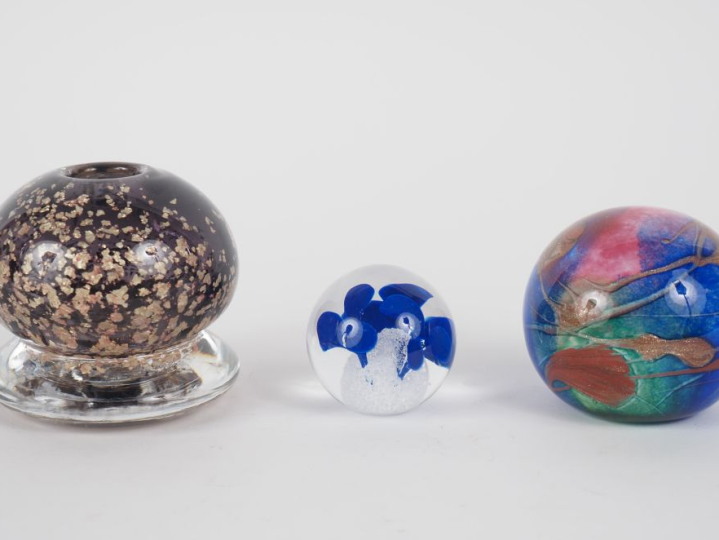 LE LONQUER. Boule sulfure porte perruque à décor en intercalaire. H. 1