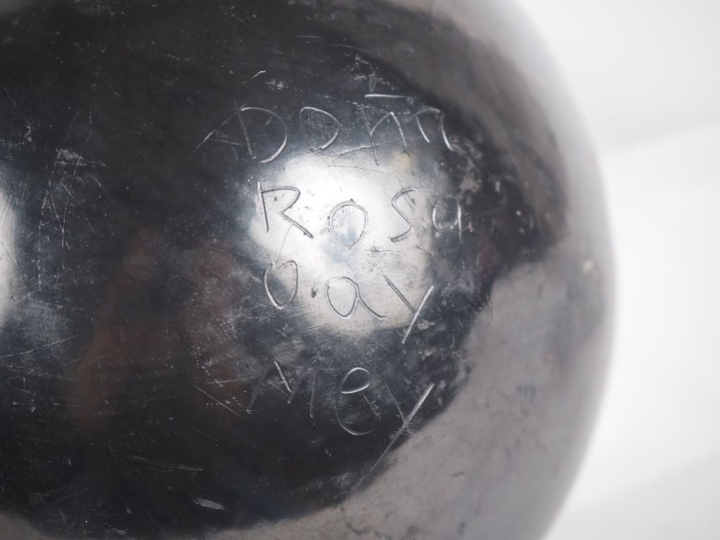 DONA ROSA. Vase en céramique noire. Signée. H. 12 cm.
