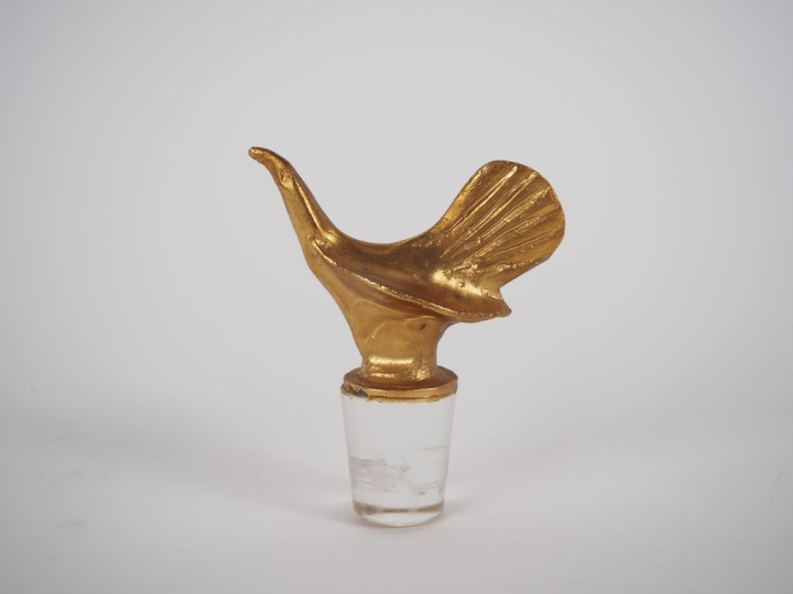 Pierre CASENOVE. Bouchon de carafe en verre et bronze, prise à décor d