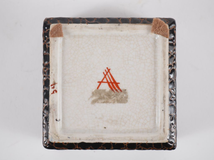 Fabienne JOUVIN. Boîte couverte en céramique polychrome à l'imitation 